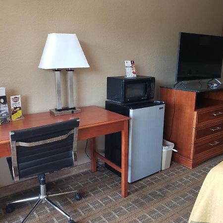 Super 8 By Wyndham Clinton Hotel Екстериор снимка