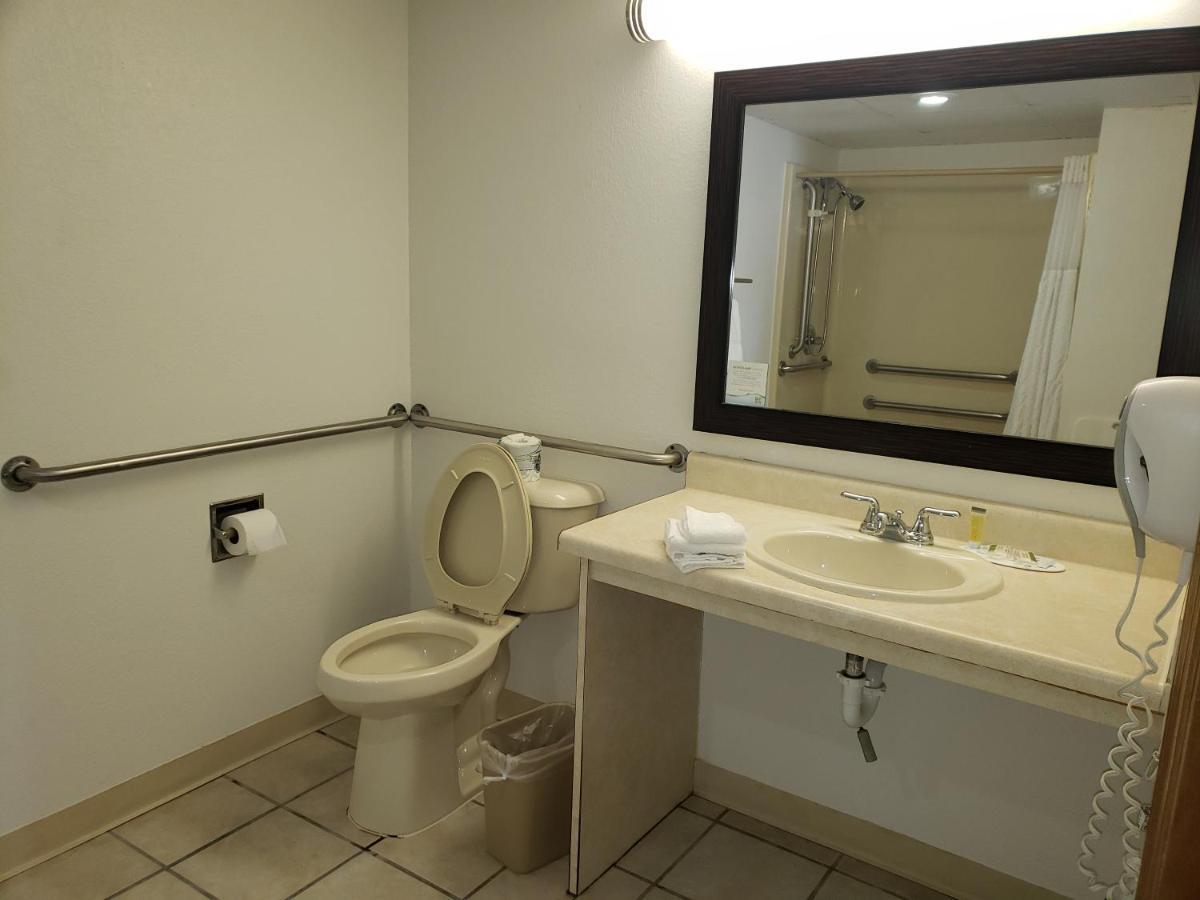 Super 8 By Wyndham Clinton Hotel Екстериор снимка