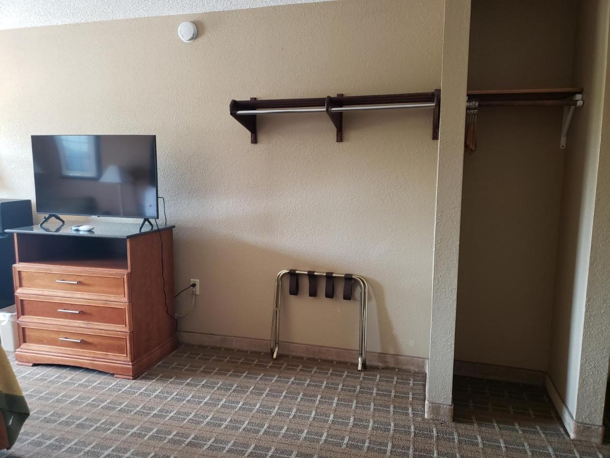 Super 8 By Wyndham Clinton Hotel Екстериор снимка