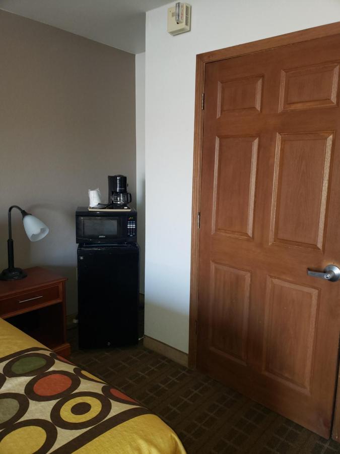 Super 8 By Wyndham Clinton Hotel Екстериор снимка