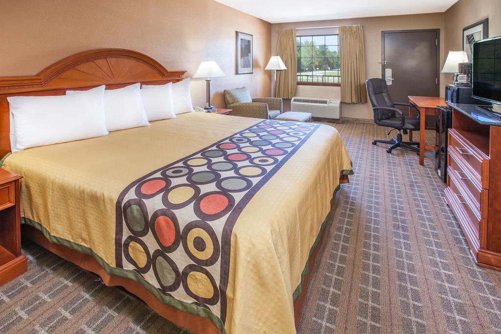 Super 8 By Wyndham Clinton Hotel Екстериор снимка